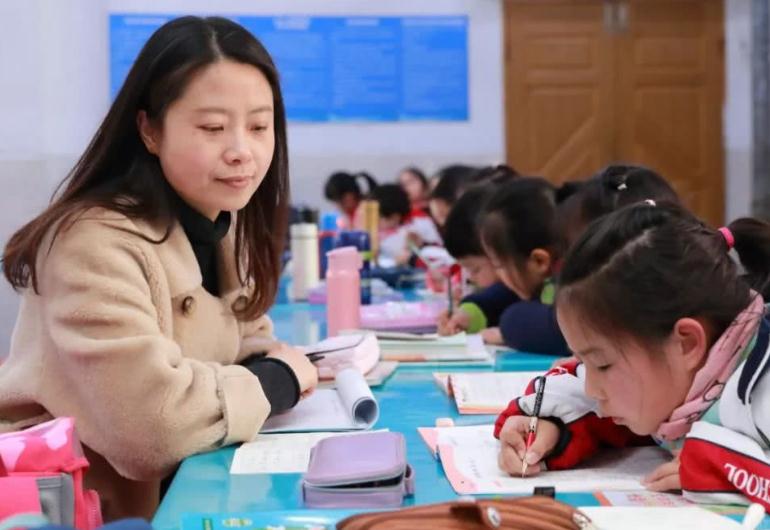 小学老师在校办婚礼，家长统一随礼600元，老师的态度让家长愣住