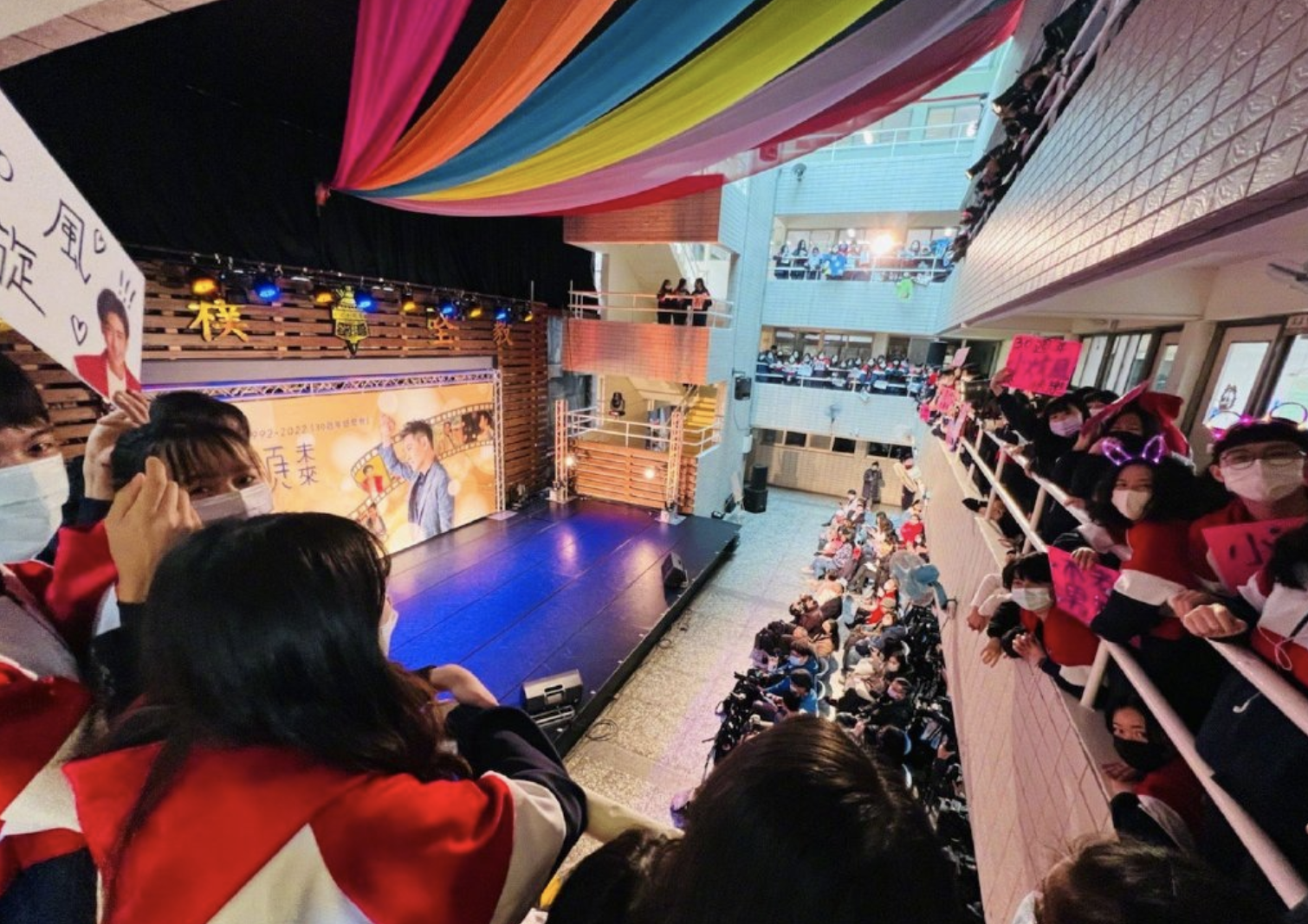 林志颖回母校庆祝出道30周年，学弟学妹们伴舞，站满楼道人气超高