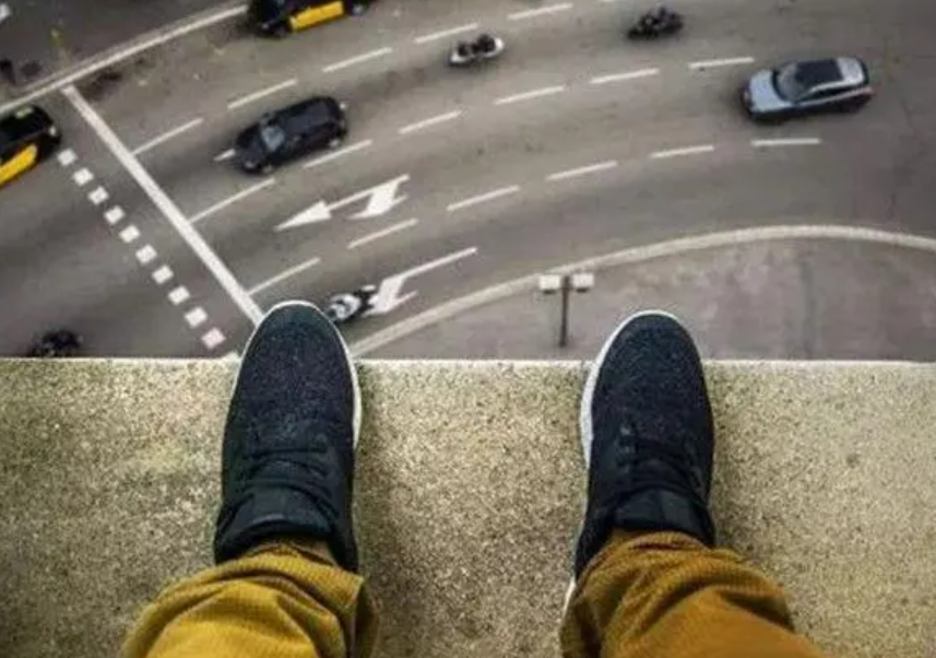 清华天之骄子移民北美，靠刷油漆悲惨过活，44岁跳桥惨烈自尽始末