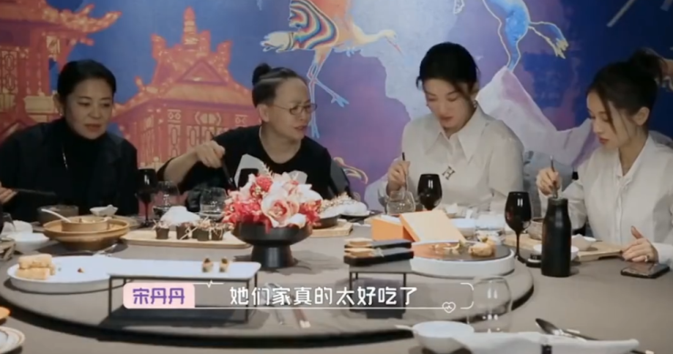“乘風破浪”黃奕：被兩任前夫接連傷害，如今與"五阿哥"深夜發糖