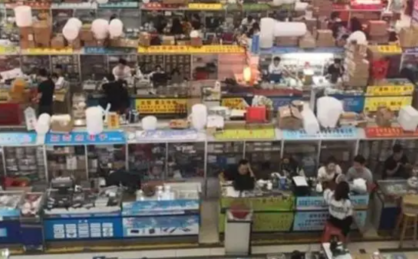 “山寨機鼻祖”陳金陵：負債千萬、妻子跑路，如今成破布爛衫乞丐