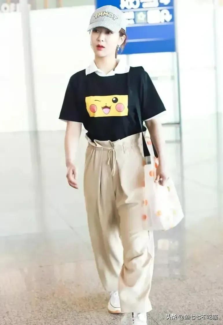 杨紫的黑T太可爱了吧，搭配卡其色裤子、棒球帽，高级又时尚
