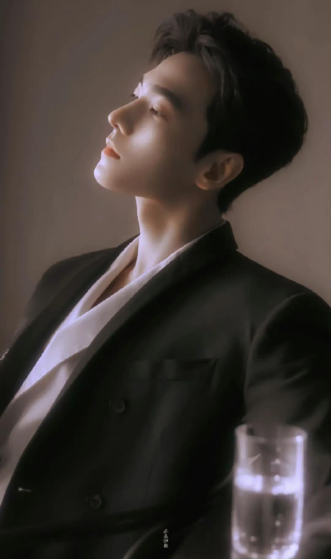 杨洋杨洋 西装侧颜杀