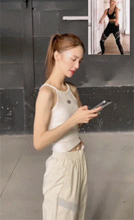 金晨因太瘦引热议，脸颊凹陷太显老，肩胛骨突出超吓人