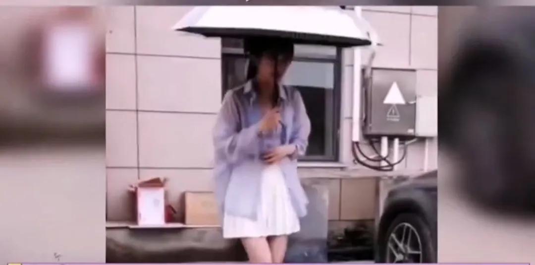 被闪光灯逼退的女星