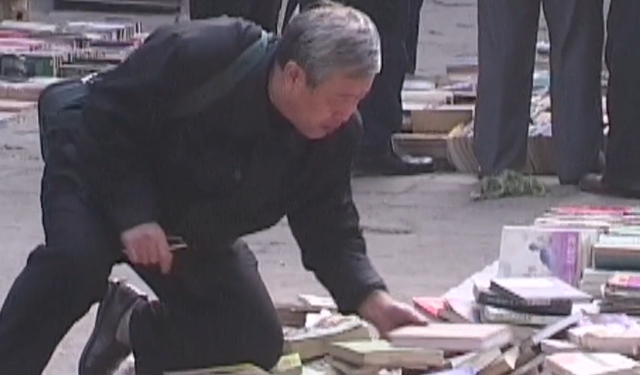 1996年山西一官员逛地摊，花3000元买84张旧纸，打开全是烈士证