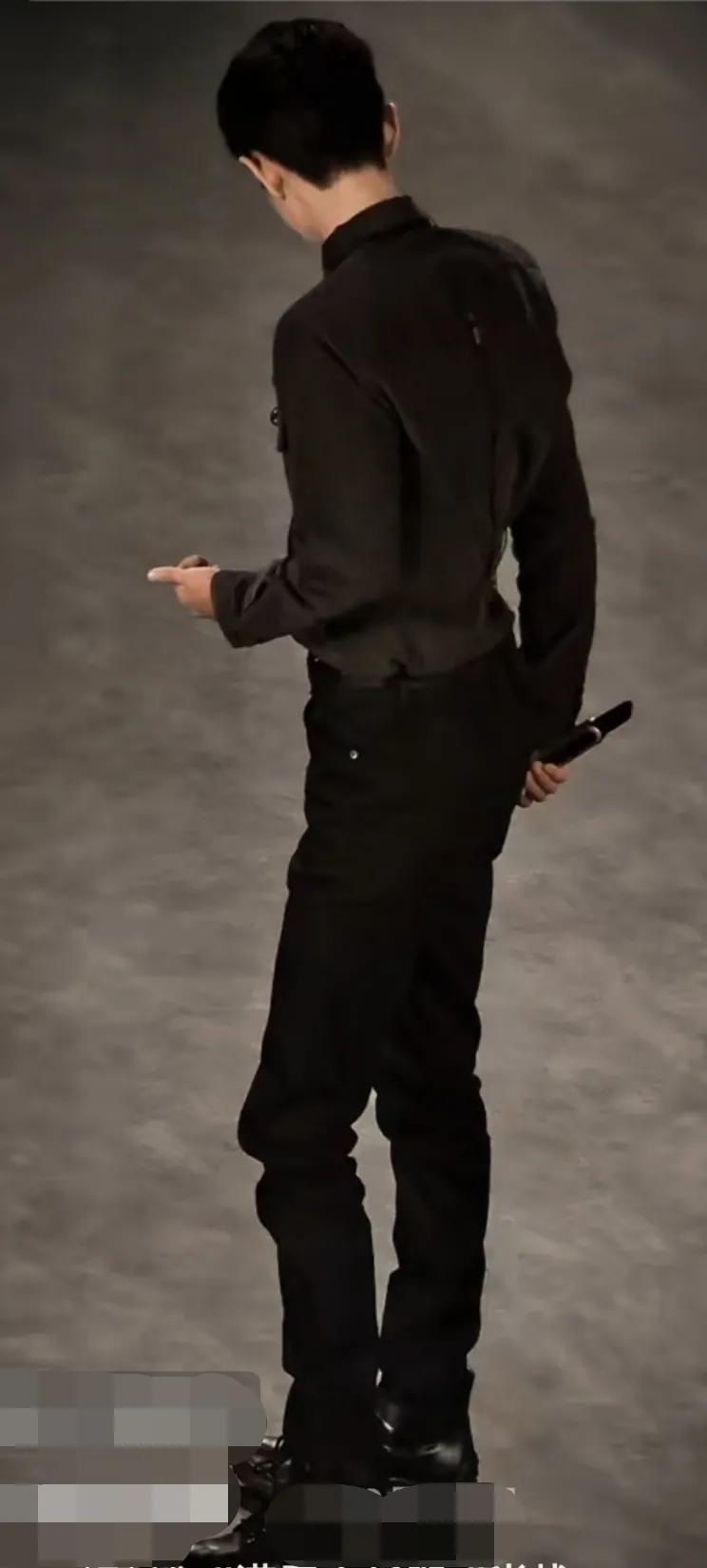 肖战劈叉式走路，腿长了不起，走在街上没人搭讪的原因