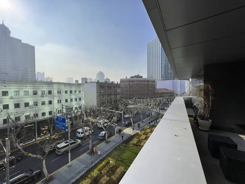 上海南京西路上这座老牌商场,归来!到露天阳台上喝咖啡、看风景去