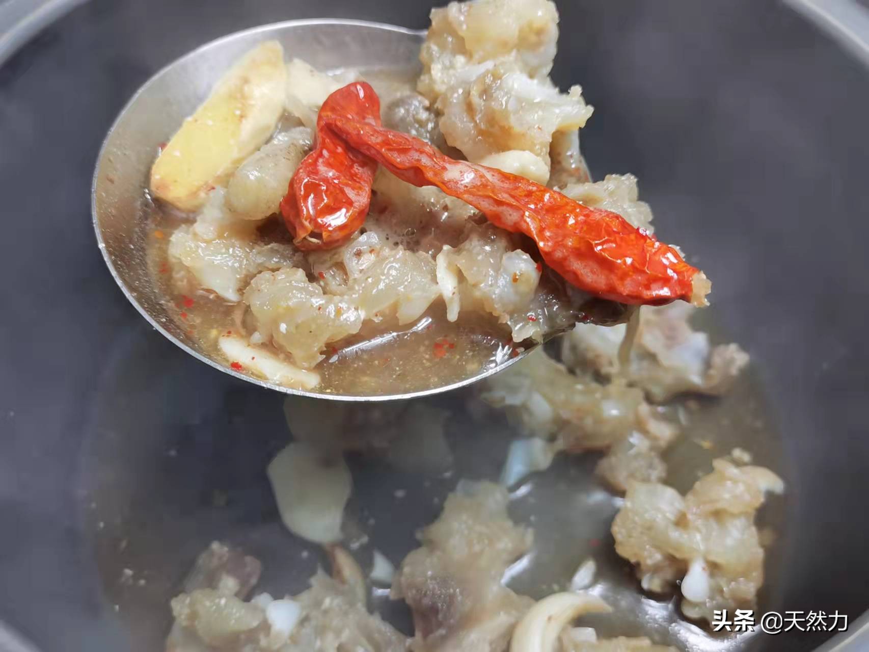 牛蹄筋要怎么做才软烂入味，教你家常做法，一口下去全是胶原蛋白