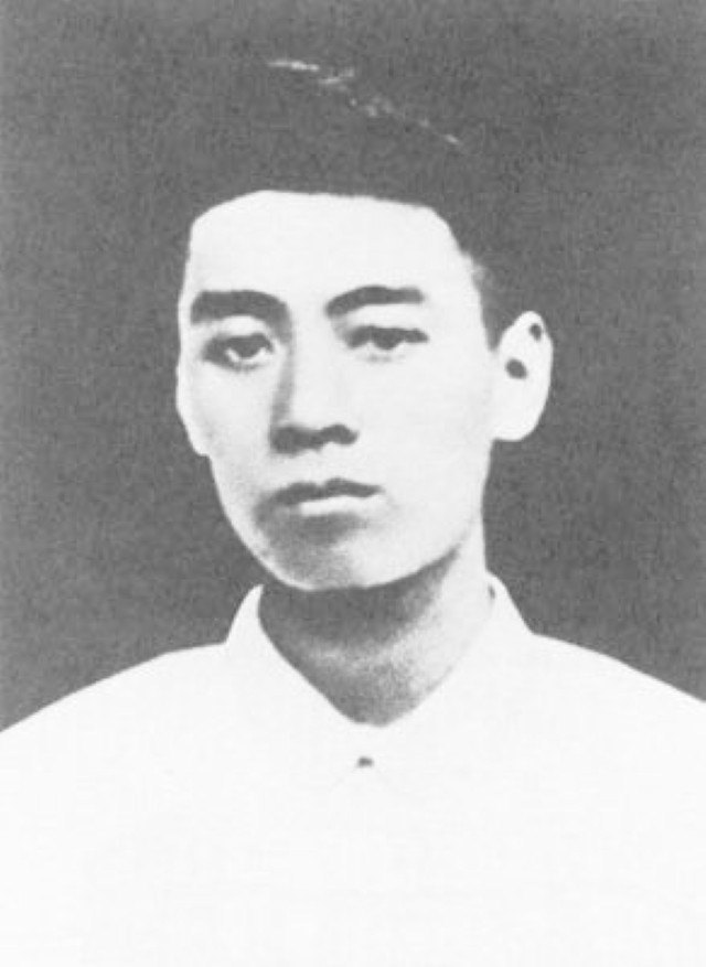 因与周总理太像，被邓颖超邀请做客，看了他的电影邓颖超落泪了