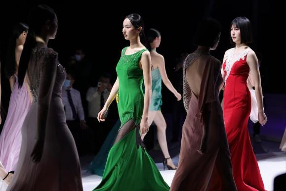 百位女学生参加模特大赛，清一色比基尼秀身材，高校操作令人迷惑