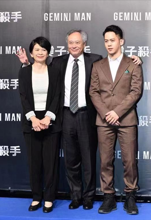 李安一家罕见合体，三人共用一张脸，老婆穿得也很man