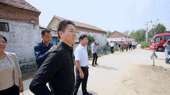刘强东：考入名校上不起，村民凑钱让他读书，成功后回村发650万