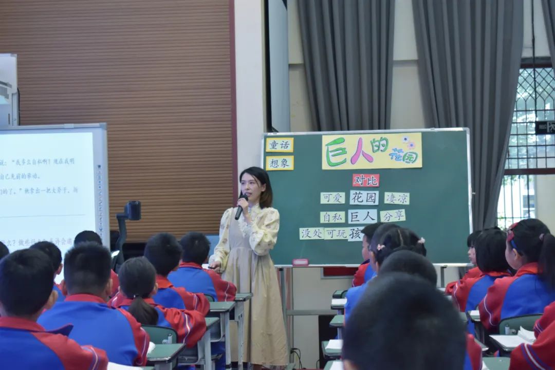双流区名师周晓玲工作室学员们在导师周晓玲的带领下送教金桥小学