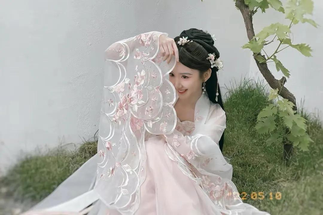 被毛晓彤的古装造型美到了，唯美淡雅，清新自然，娇俏可人