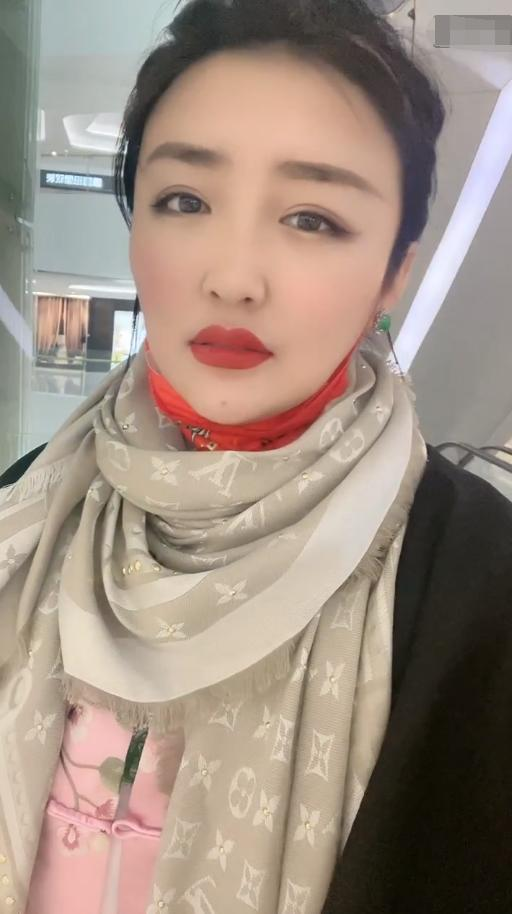 赵本山懒理女徒弟风波,满头白发携妻子聚会,笑容满面吃大盆菜