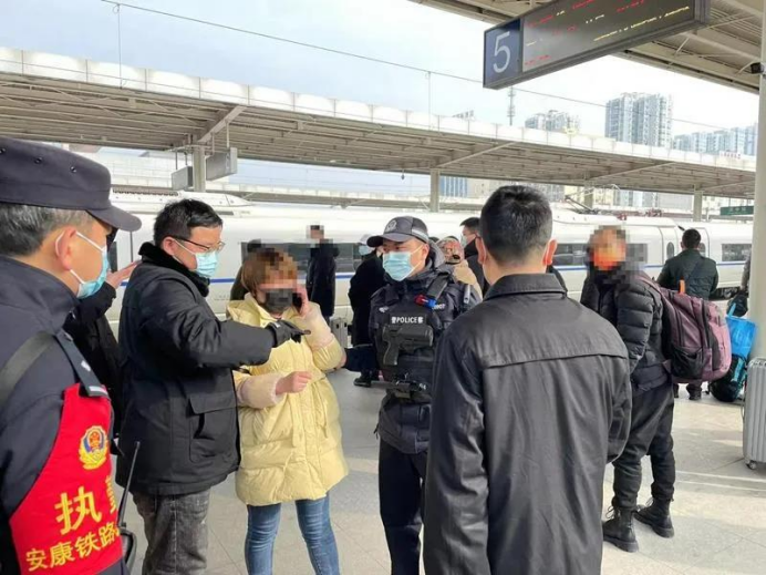 “老赖”欲乘动车离汉，看勉县法院法官铁警联手“拘传到案”
