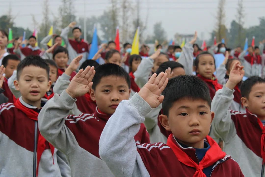 天府新区新兴中学附小少先队工作委员会做好入队前宣传工作