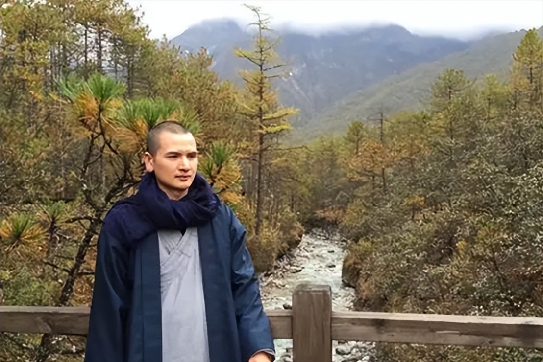 释明心原名金汉杰,1980年出生在浙江温州的永嘉县,他从小便表现出了和