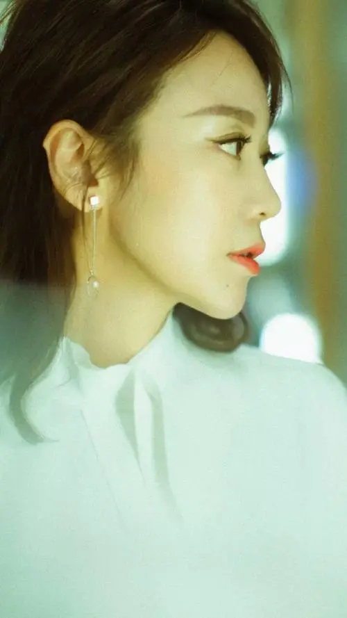 风情女神闫妮：颜值达巅峰，糊涂并快乐着的女人