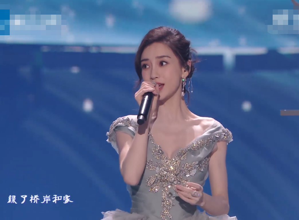 Baby穿低胸礼服大秀身材!皮肤超白瘦出排骨胸,裙摆太重助理帮提