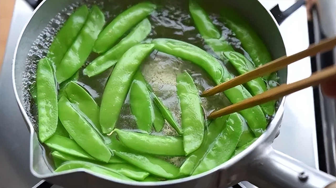 医生：这7类蔬菜或自带“毒素”，吃前尽量焯水，再懒也不能忽视