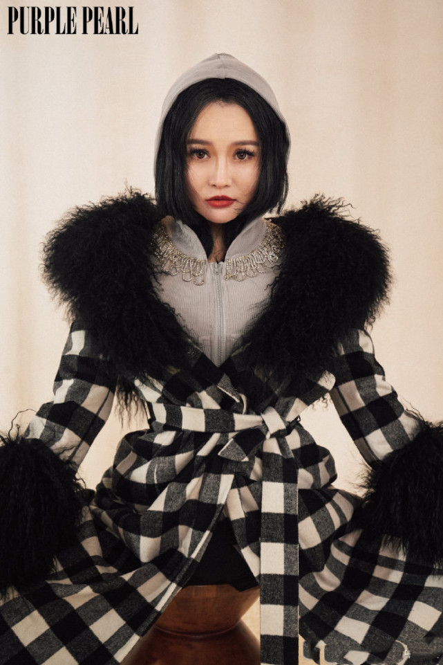 邹市明冉莹颖拍全家福写真，三个儿子暴风长大，轩轩体格赶超爸爸