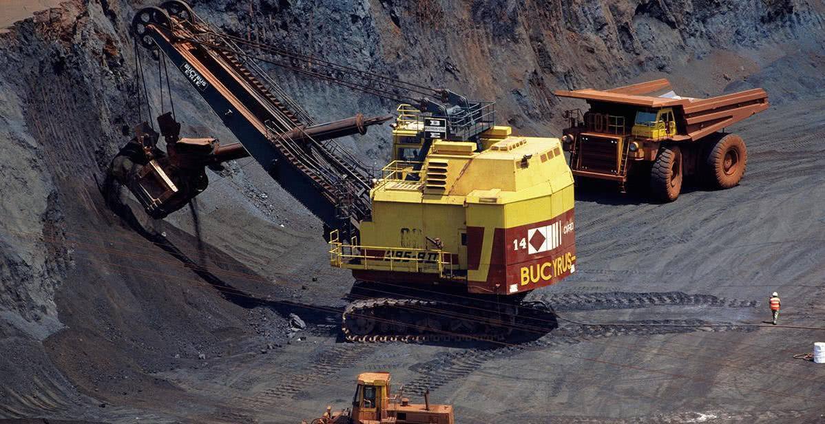 “钢铁荒”席卷全球，美国1.2万亿大基建遭打击，中国却得心应手