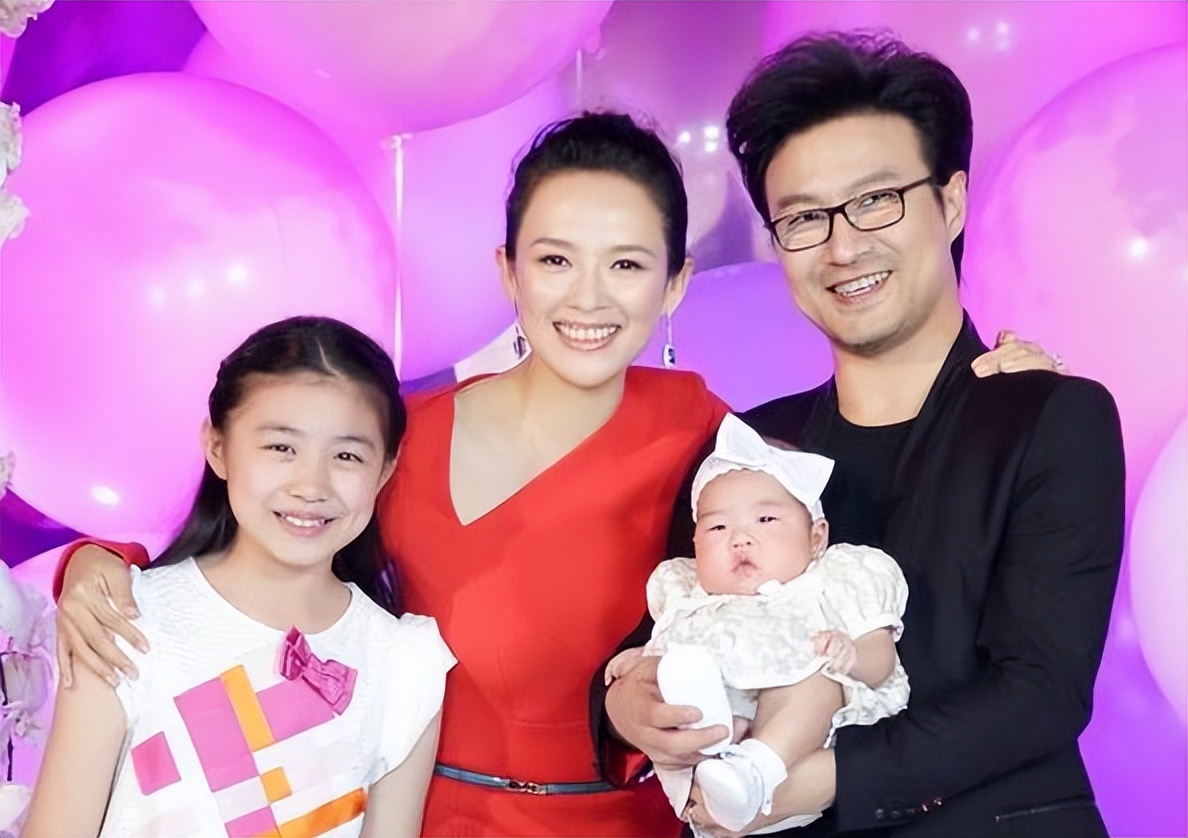 7岁醒醒新照，被老父亲搂在怀里笑容甜美，尖下巴酷似妈妈章子怡