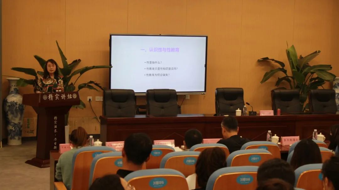 新兴中学和附小承办并开展“携手青春，微笑向阳”心理健康活动