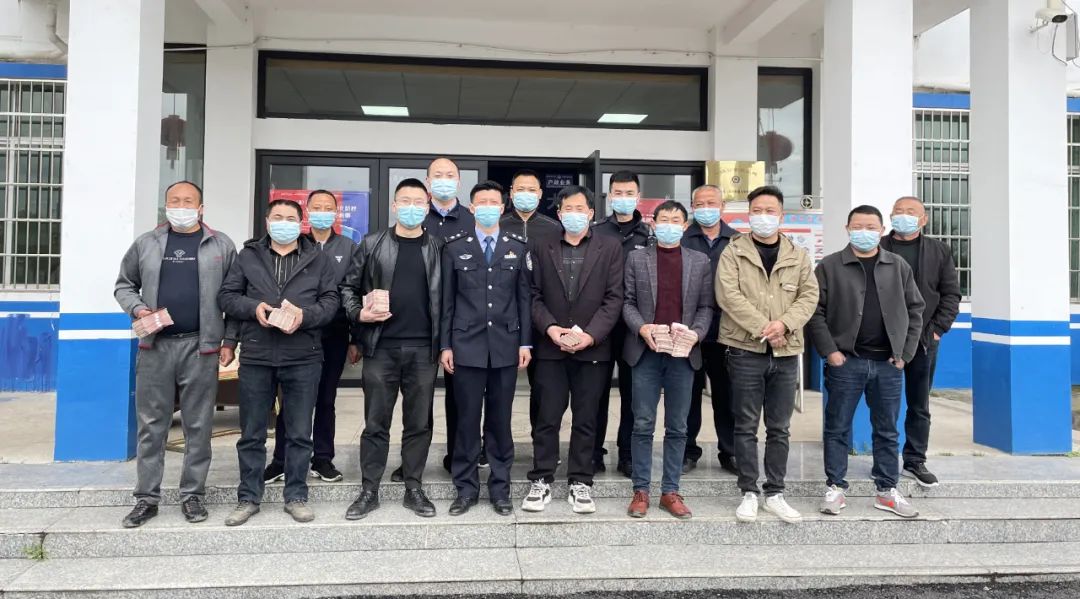现场发钱！修水公安帮民工追回80多万工资！