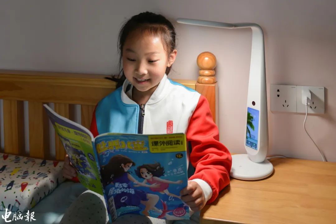 有道智能学习灯体验：是护眼灯，也是智能学习助手