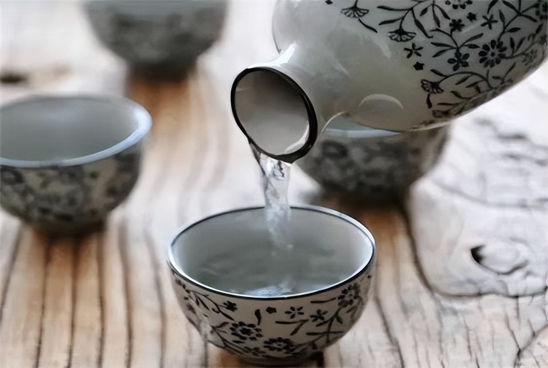 假酒層出不窮該怎么區(qū)分？辨別方法太簡單，平時買酒注意了