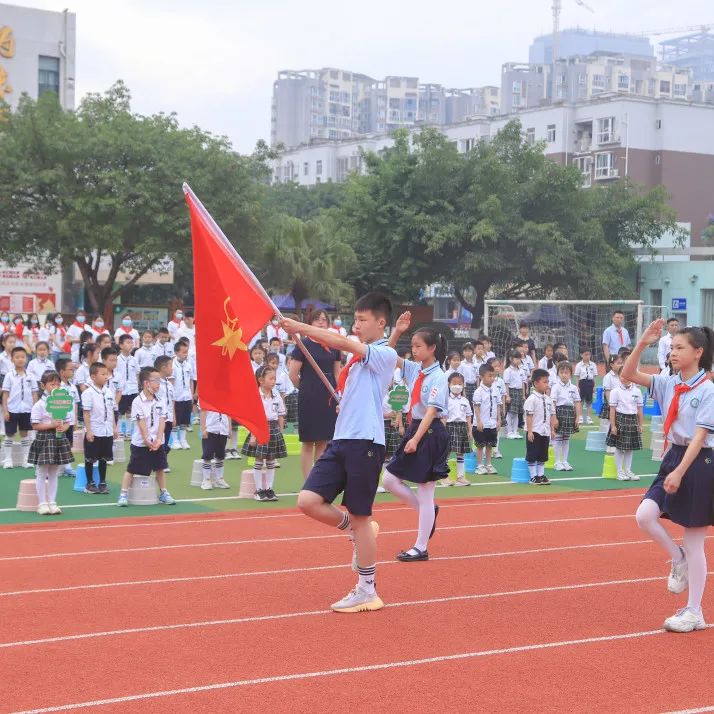 四川天府新区南湖小学举行2021级首批新队员入队仪式