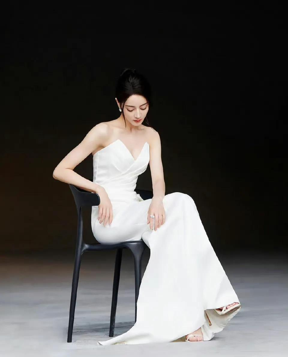 红衣杨幂与白衣迪丽热巴