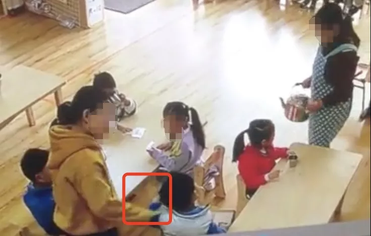 幼儿园老师打孩子,