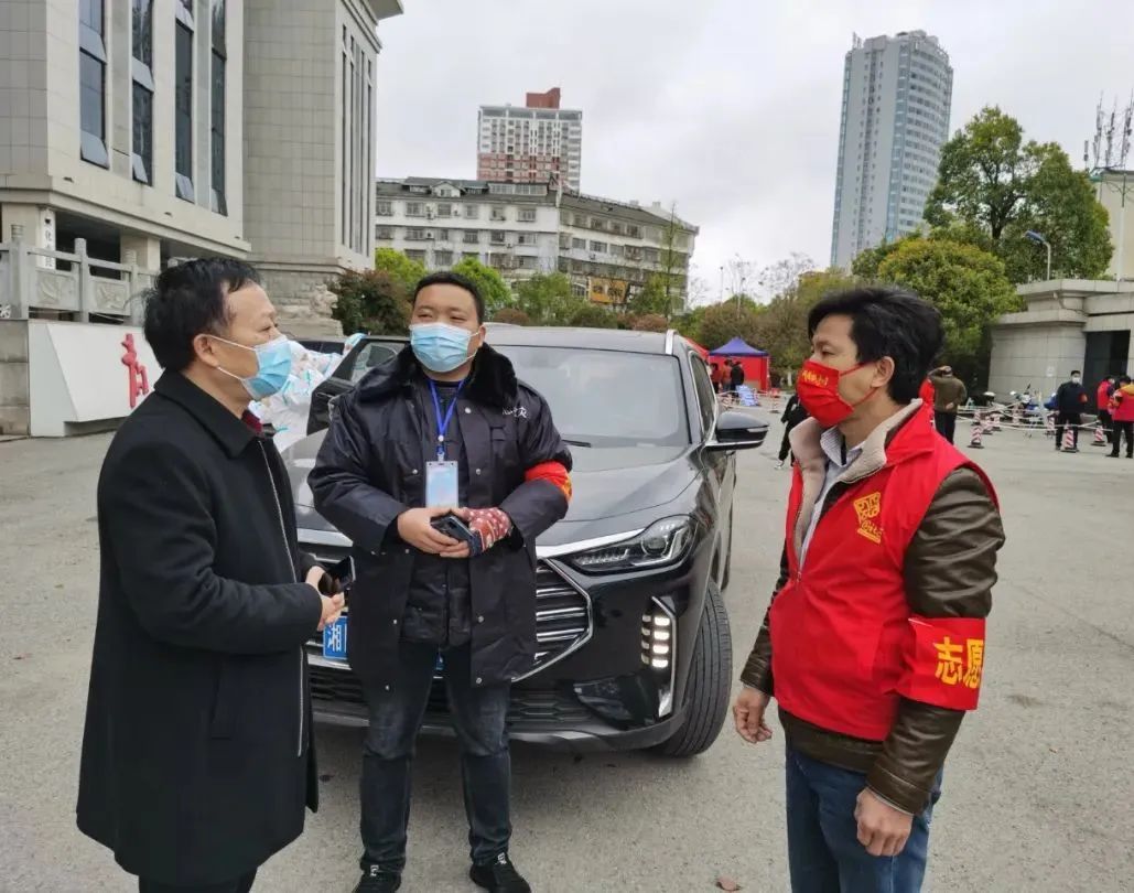 市人大常委会领导分赴鹤城各社区督导疫情防控工作