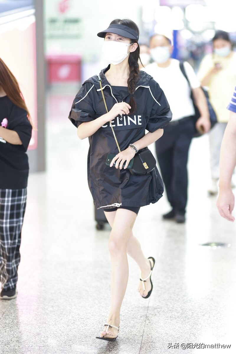 陈钰琪黑色套衫搭短裤现身机场秀美腿身材好