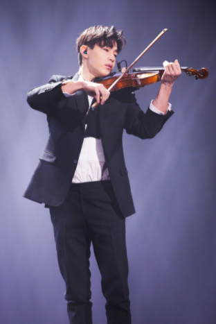 让人舔脚趾，当众凌辱学员，盘点那些令你难以想象的明星恶臭行为