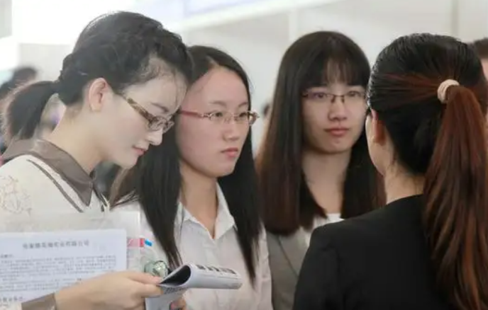 公务员能轻易辞职吗？有些岗位不想干也得坚持，考生要心中有数