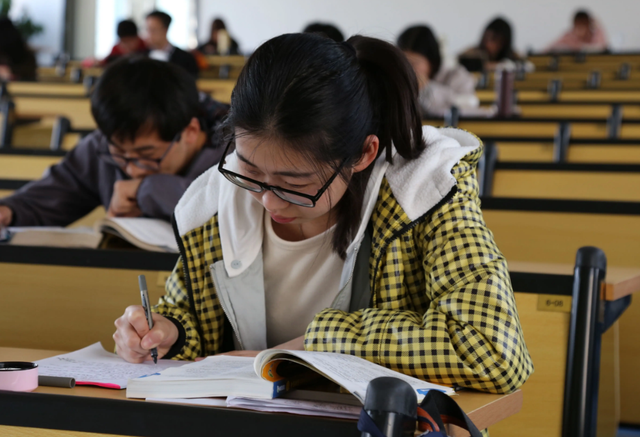 参加2022年高考，多少分才能上211大学？高中班主任给出“指南”