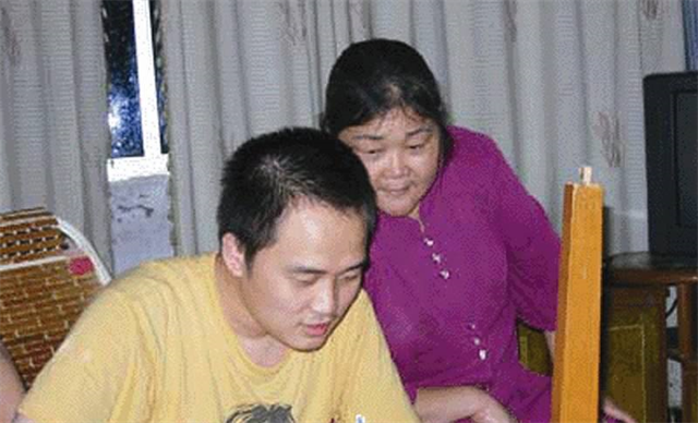 高考狂人张非，一次复旦一次北大，两次清华，现在基本上算是废了