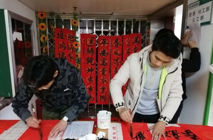 高中生用化学元素写春联，学渣看了不认识，难道这就是学霸的世界