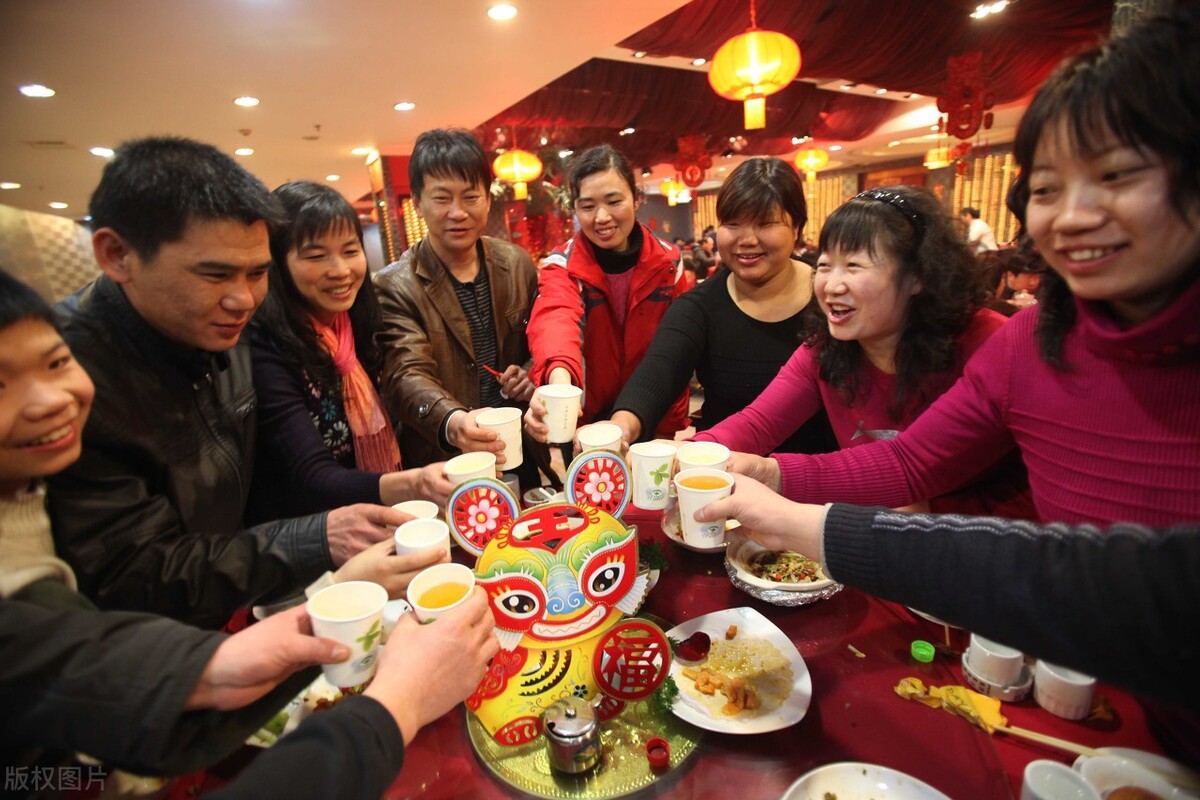 走亲戚串门子,不会寒暄,五大聊天艺术,七大姑八大姨都能招架住