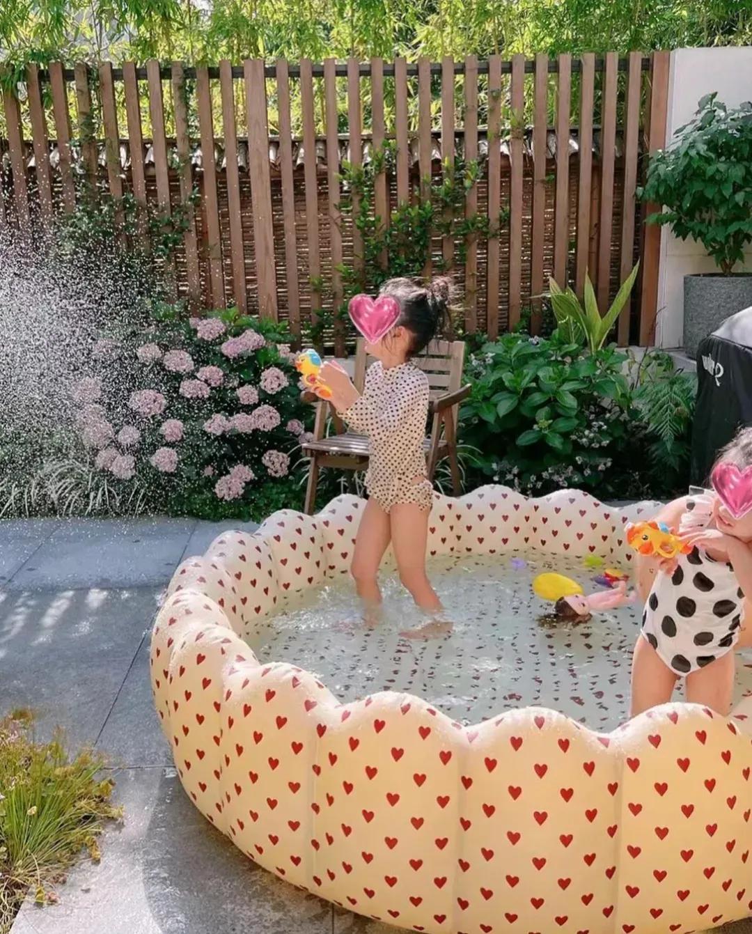 陈赫家俩女儿长大，夏日豪宅内玩水