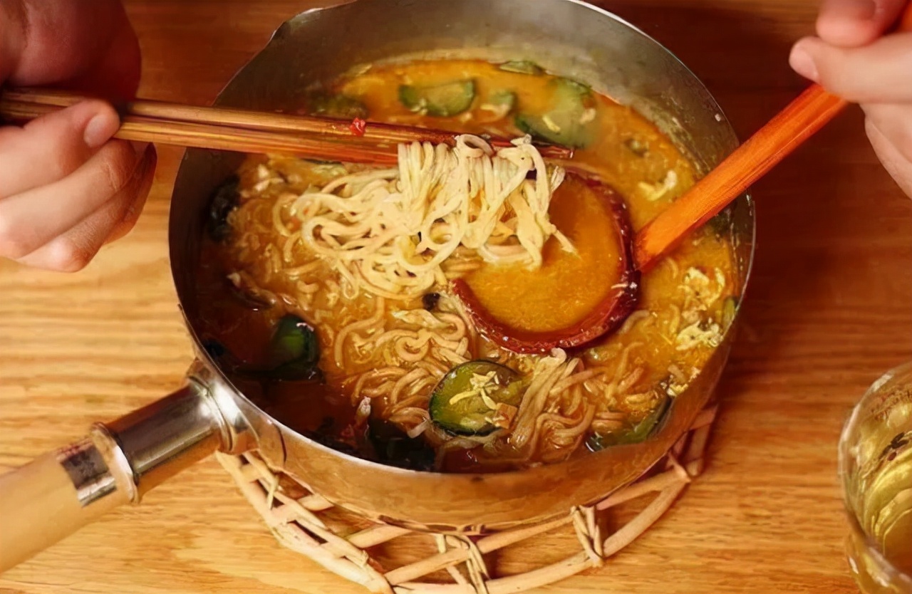 泡面品牌热量排名：十大垃圾食品榜首揭秘