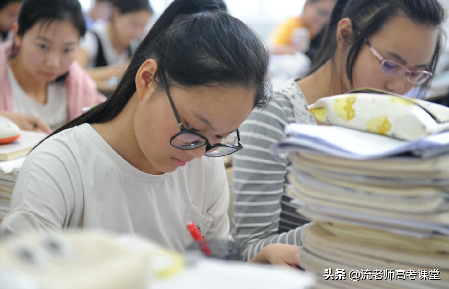 高考英语试题难吗？是否该降低分值？其实提高词汇量就能考高分