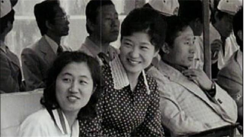 靠一只狗把总统拉下台，高调炫富送亲妈入狱，郑维罗现在怎样了？