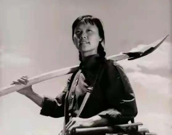 高考首位女状元：语文差1分满分，作文登人民日报，现发展如何？