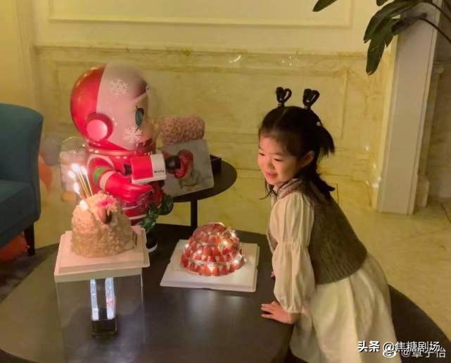 章子怡否认离婚后晒家庭照，汪峰跟2岁儿子穿亲子装，父子俩超像